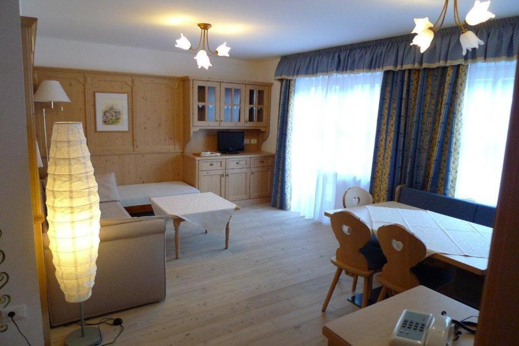 Family And Wellness Residence Ciasa Antersies サン・カッシアーノ 部屋 写真